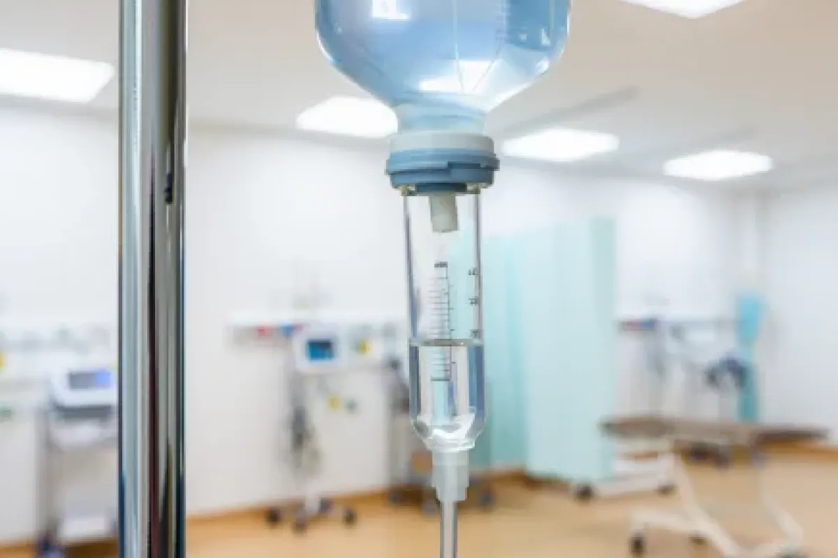 Медицинская капельница в клинике